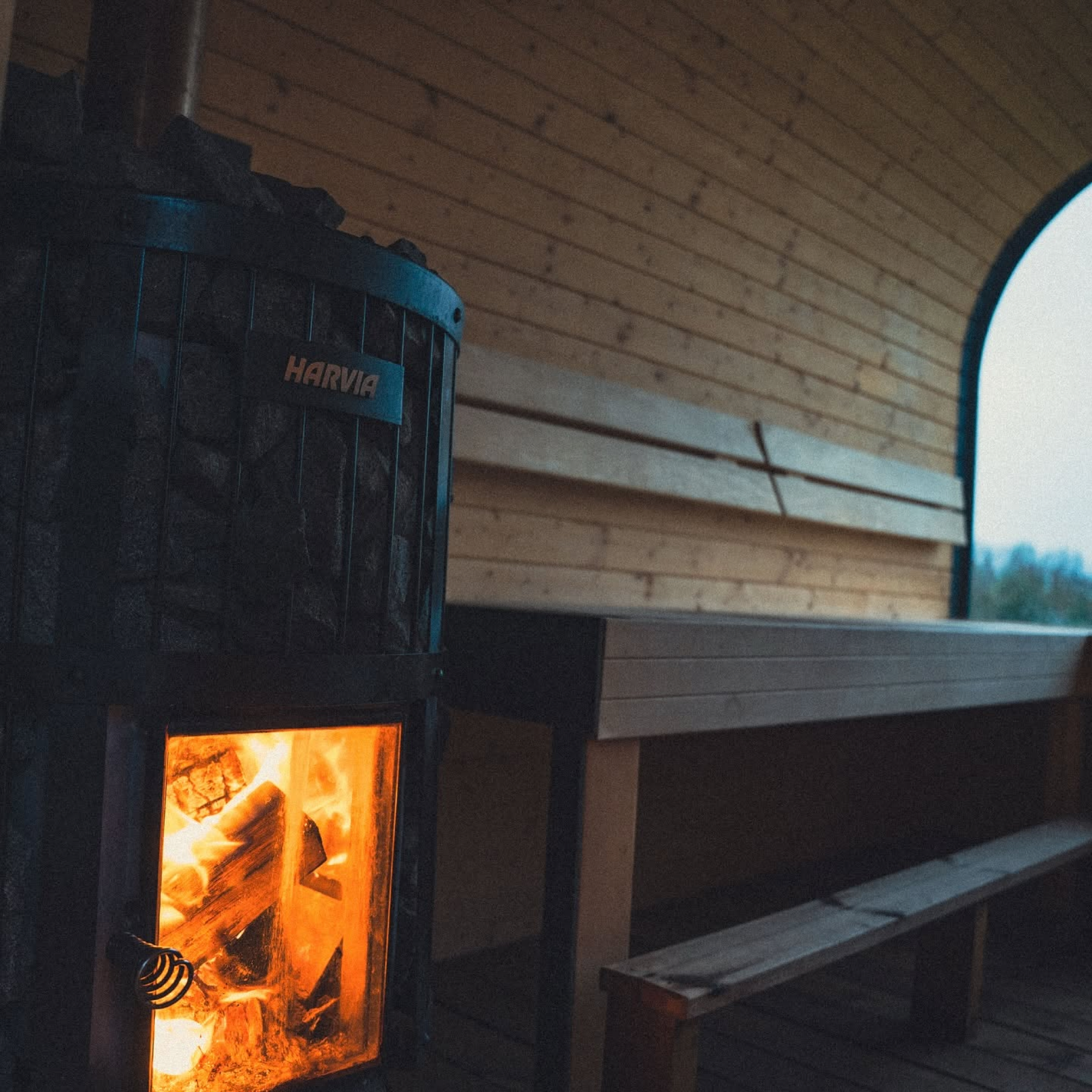 De verlichte houtgestookte sauna bij Dankjewellness